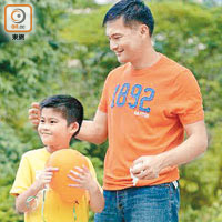 陳錦鴻犧牲幕前事業，專責照顧患有自閉症的兒子。