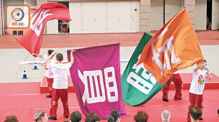 「食、買、玩、睇」的旗幟在活動中飄揚。