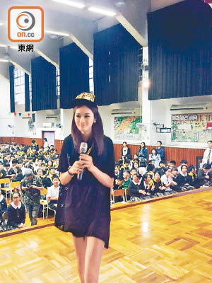 柳妍熙大受學生歡迎。