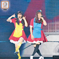 宥謙（左）與JB扮女團Red Velvet跳唱。