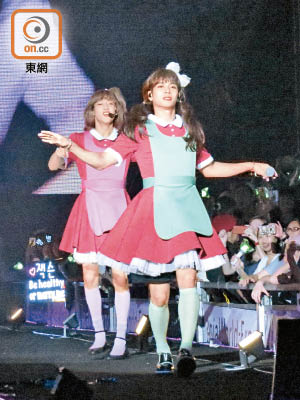 Jackson（右）與Bam Bam着裙跳舞，粉絲叫好！