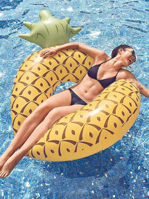 王麗嘉瞓在菠蘿水泡上歎世界。