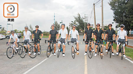 十位港男換上單車裝，準備於公路一顯身手。