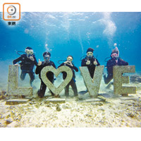郭思琳潛落海底，與為水底婚禮準備的「LOVE」石頭合照。