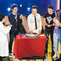 哈林獲大家為他慶祝生日，因蛋糕插上「18」兩數字的蠟燭而被取笑 81歲。