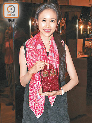 周瑋瑩自言愛買手袋，試過買下不同色的同款袋作配襯。
