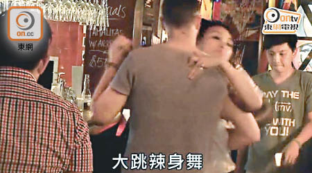李蕙敏日前背老公夜蒲，更與外籍猛男跳辣身舞。