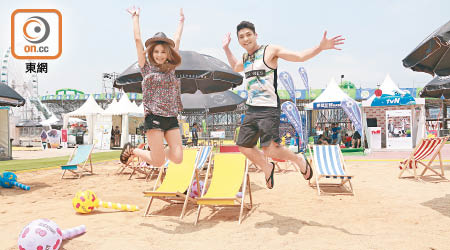 羅孝勇與柳妍熙在人造沙灘享受陽光。