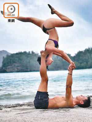 Jocelyn與Anthony施展「女上男下」的高難度瑜伽。