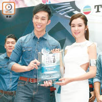 鍾君揚贏得「現場最佳表現香港先生」，在麥明詩手中接過獎座。