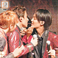 Jeonghan（右）與DK嘴對嘴食餅乾條，最終差啲Kiss！