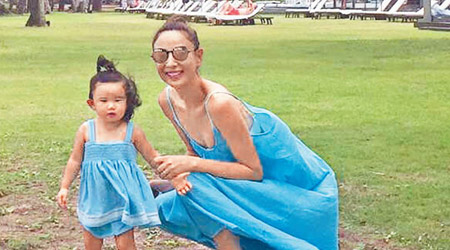 鄭希怡與女兒穿上「母女裝」晒溫馨。