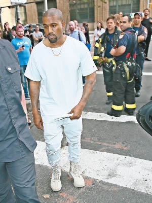 工作被打斷的Kanye，在消防員安排下灰爆疏散。（東方IC圖片）