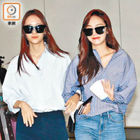 Krystal（左）與家姐Jessica戴超抵港。