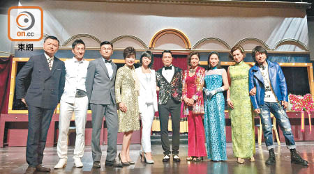 鄧健泓（右起）、朱慧敏、梁琤、邵美琪、謝天華、胡杏兒、江美儀一起演舞台劇。