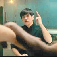 伍允龍手指指的他演繹李小龍招牌手勢。