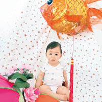 周汶錡昨日上載囝囝玩金魚燈籠的賣萌照。