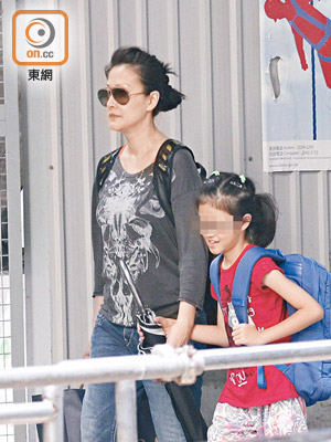 陳慧珊帶女兒逛街shopping。