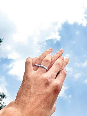 張晉在微博上載兩人戴上婚戒及手拖手的照片。