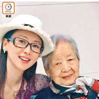 翁虹專程回港與87歲母親過中秋。
