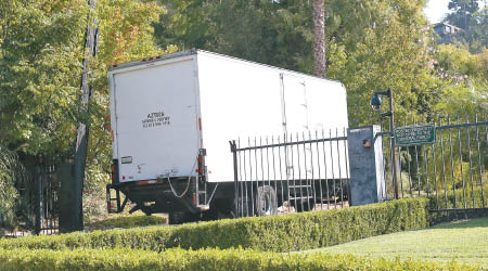 有大型搬屋貨車駛進大宅，似乎安祖蓮娜已開始搬竇。（CFP圖片）