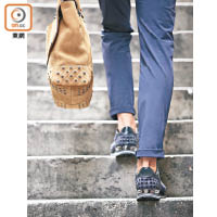 麂皮Envelope Bag，配上豆豆元素休閒運動鞋，為造型增添亮點。