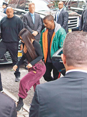 Kanye陪驚魂未定的Kim返回紐約，保安明顯加強。（東方IC圖片）