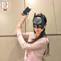 諸葛用手機app化身蝙蝠女，對付「怪獸」老公薛嘉麟。