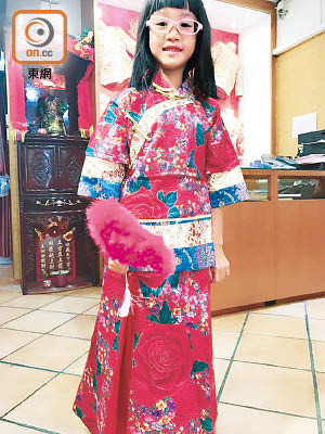 鍾麗緹為囡囡揀的中式服裝，襯晒套裙褂！