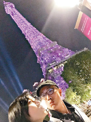 萬綺雯與老公慶祝於巴黎鐵塔下。
