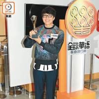 雖然捱夜打機，但吳業坤昨日出席頒獎禮時依然精神奕奕，更獲頒「最受歡迎新人」。