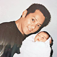 突然爆Seed的莫少聰，公開他與莫母分別抱兒子的照片，顯示日期為2000年8月18日。