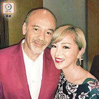 利嘉兒與「法國鞋王」Christian Louboutin頭貼頭合照。