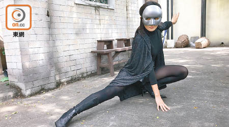 李君妍的「女黑俠木棉花」造型。