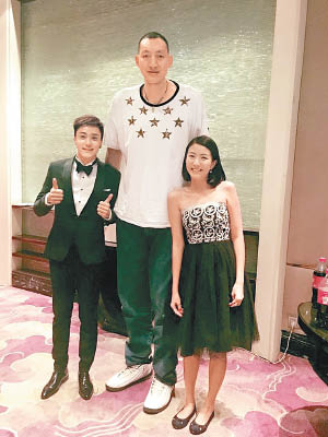 陳嘉桓與阮頌揚站在身高2米63的男演員身邊，儼如小矮人。