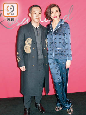 關之琳與陳栢熹在北京出席品牌秋冬時裝騷。