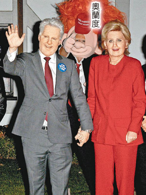 Katy變裝扮希拉妮，姬赫遜經理人扮克林頓，而奧蘭度竟化身特朗普做背後的男人。（CFP圖片）