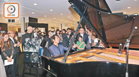 郎朗擔任展覽的揭幕嘉賓，並即席演奏。