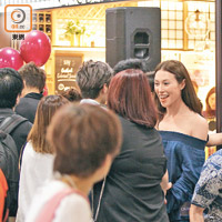 晒香肩的Lee Ann被Fans認出邀合照。