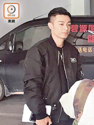 柏豪到深圳開工，被傳媒追訪。