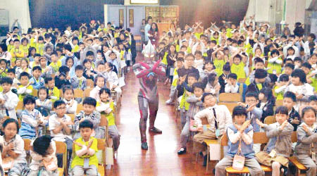 「超人X」走入小學禮堂，勁有新鮮感！
