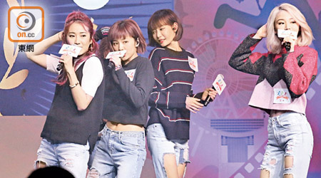 （左起）：Jessica、Heidi、Aka、Yanny<br>Super Girls於音樂會上勁歌熱舞。