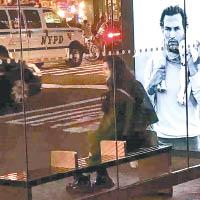 范冰冰被網友拍得敷住面膜獨坐紐約街頭。