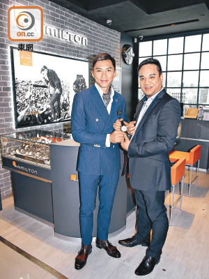 袁偉豪（左）獲品牌香港及澳門區副總裁Anthony Chan送上心儀的卡其海軍系列蛙人腕錶以表致謝，開心不已。