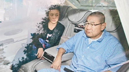 劉鑾雄與甘比坐車出巡遊港九，其睡衣打扮惹人關注。