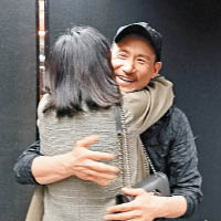 劉嘉玲向老拍檔學友送上愛的抱抱。