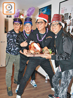 葉智強（左起）、阿倫、陳友與彭健新以聖誕打扮練歌，情緒特別High！