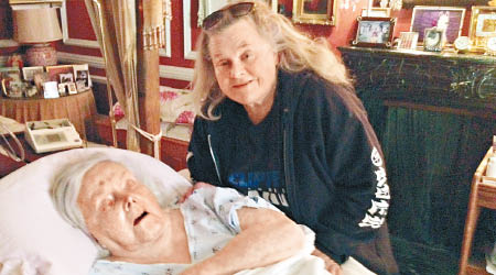 莎莎前年於床上與愛女Francesca的合照，是其生前最後一張照片。（CFP圖片）