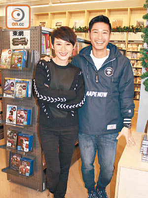 周家怡和王宗堯化身推銷員向顧客sell碟。