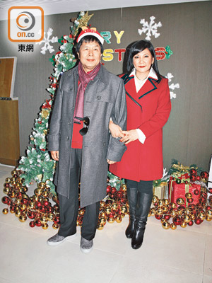 蔡志明伉儷在聖誕樹前留影。